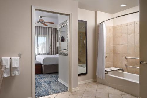斯科茨Sheraton Desert Oasis Villas, Scottsdale的带淋浴和浴缸的浴室以及一张床