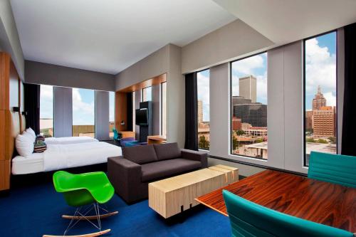 塔尔萨塔尔萨市中心雅乐轩酒店的酒店客房设有一张床和一个大窗户