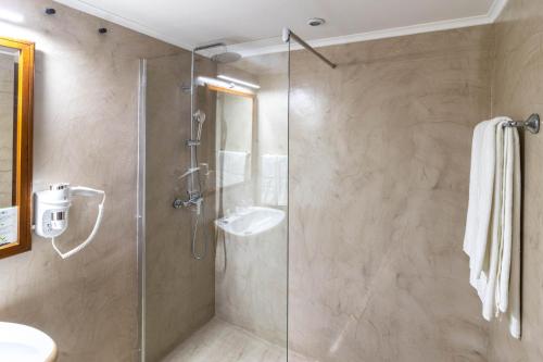 圣若昂达马德拉A. S.圣若昂-马德拉酒店的一间带玻璃淋浴间和水槽的浴室