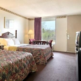 阿尔科Royal Inn的酒店客房设有两张床和窗户。