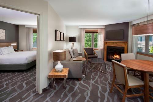 蒙特朗布朗蒙特朗布朗拉贝尔庄园万豪原住酒店的酒店客房配有一张床和一个壁炉。