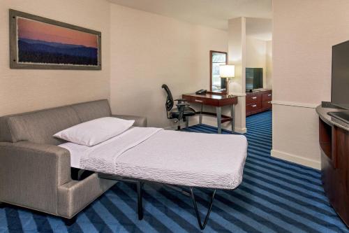 兰开斯特兰卡斯特费尔菲尔德客栈的配有一张床和一张书桌的酒店客房
