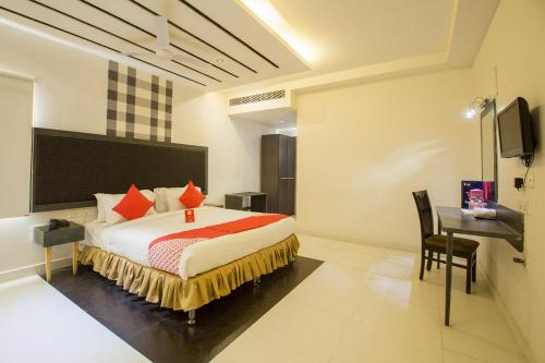 AmeerpetOYO Hotel Palak Residency Near Erragadda Metro Station的一张床铺、一张桌子和一张床