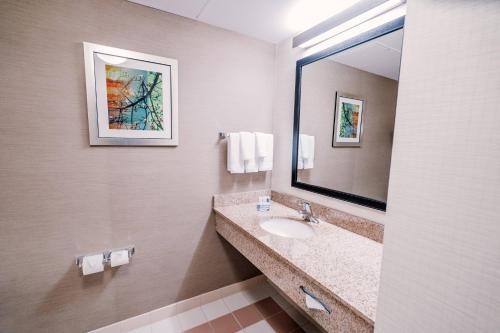 梅德福Fairfield by Marriott Medford Long Island的一间带水槽和镜子的浴室