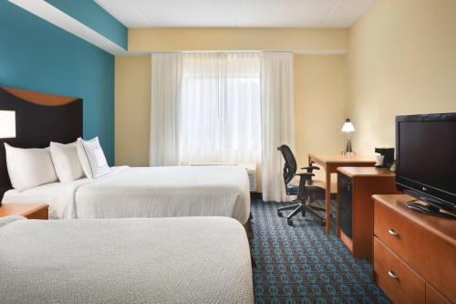 布卢明顿明尼阿波利斯布卢明顿/美国商场费尔菲尔德客栈酒店的酒店客房设有两张床和一台平面电视。