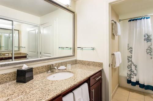 奥欣赛德圣地亚哥海滨原住客栈的一间带水槽和镜子的浴室
