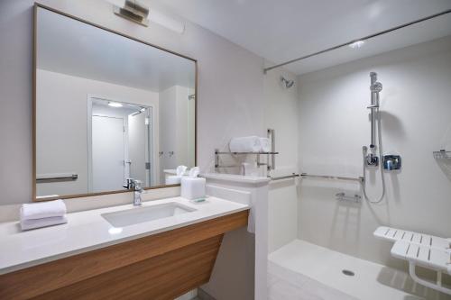 黑格斯敦Fairfield by Marriott Inn & Suites Hagerstown的白色的浴室设有水槽和淋浴。