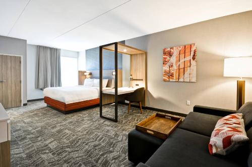 布鲁艾施SpringHill Suites by Marriott Cincinnati Blue Ash的酒店客房,配有床和沙发