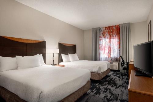 斯蒂尔沃特斯蒂尔沃特费尔菲尔德套房酒店的酒店客房设有两张床和一台平面电视。