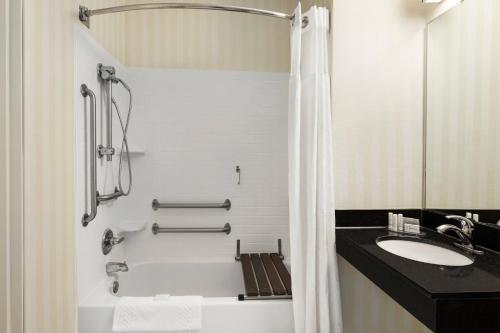 斯蒂尔沃特斯蒂尔沃特费尔菲尔德套房酒店的带浴缸、水槽和淋浴的浴室