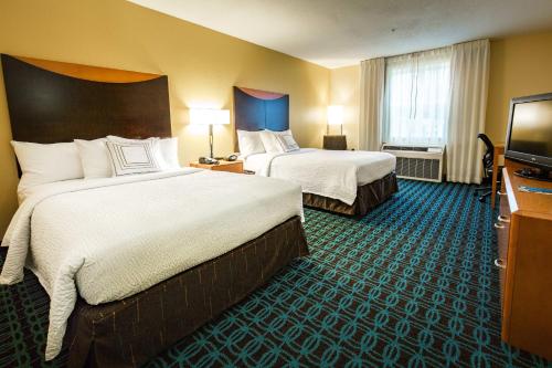 埃克塞特朴茨茅斯埃克塞特万豪费尔菲尔德客栈及套房酒店的酒店客房设有两张床和一台平面电视。