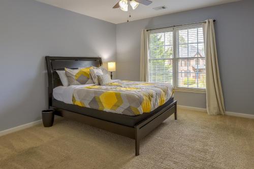 费耶特维尔Quaint Fayetteville Vacation Rental with Lake Access的一间卧室设有一张床和一个窗口