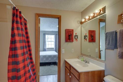 GhentSnowed Inn Cozy Winterplace Ski-InandSki-Out Cabin的一间带水槽和镜子的浴室