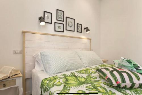 阿尔盖罗Catalogna10 Rooms的一间卧室配有一张带木制床头板的床