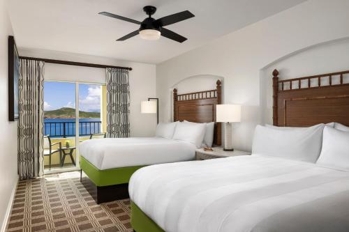 Estate Thomas法国人湾万豪酒店的酒店客房设有两张床和一个阳台。