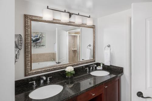 Estate Thomas法国人湾万豪酒店的一间带两个盥洗盆和大镜子的浴室