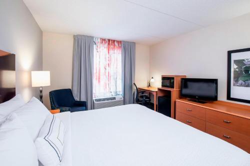 温尼伯Fairfield Inn & Suites by Marriott Winnipeg的酒店客房,配有床和电视
