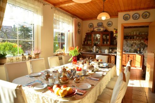 克拉科夫纳德鲁达瓦住宿加早餐公寓酒店的用餐室配有带水果的桌子