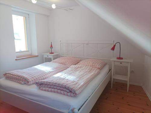 勒伯尔斯塔芬霍夫罗贝尔公寓的白色的卧室设有床和窗户