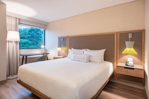 麦德林Fairfield by Marriott Medellin Sabaneta的一间设有大床和窗户的酒店客房