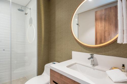 麦德林Fairfield by Marriott Medellin Sabaneta的一间带水槽和镜子的浴室