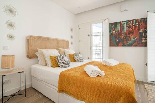 奥良Casa Nova do Levante, perto do Mar的一间卧室配有一张大床和毛巾