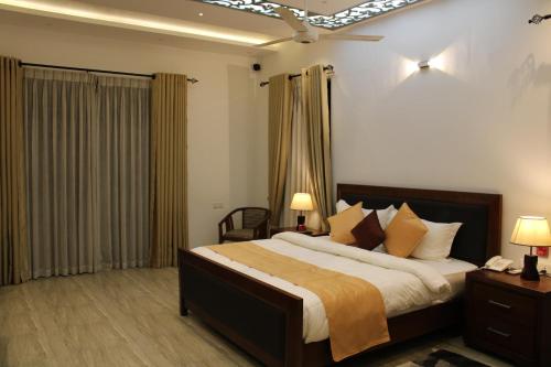 康提Sky Gate kandy的一间卧室配有一张大床和两盏灯。