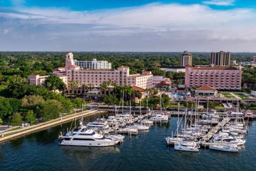 圣彼得堡The Vinoy Resort & Golf Club, Autograph Collection的停靠在城市码头的一群船