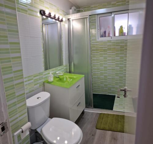 拉曼加戴尔马尔梅纳Precioso alojamiento junto al Mediterráneo的浴室配有卫生间、盥洗盆和淋浴。