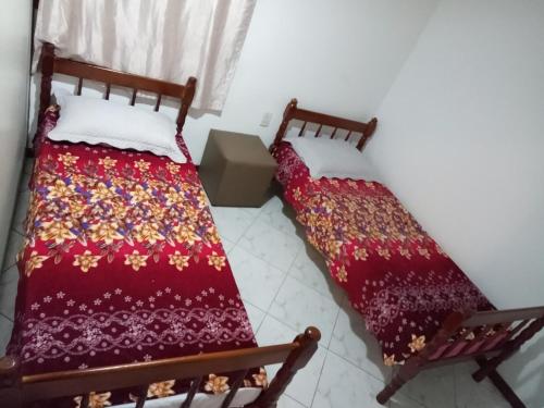 维拉维尔哈Hostel Da Penha的两张睡床彼此相邻,位于一个房间里