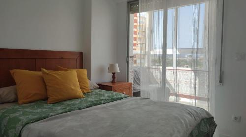 拉曼加戴尔马尔梅纳Precioso alojamiento junto al Mediterráneo的一间卧室设有一张床和一个大窗户