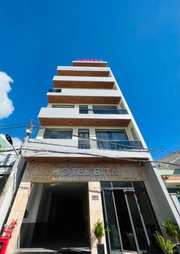 Bình ThủyBITA HOTEL CẦN THƠ的上面有酒店的宾果标志的建筑