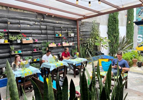 萨兰托Hostal Ciudad de Segorbe的一群坐在花园里桌子上的人