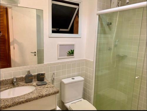 圣劳伦斯海滨Boulevard Riviera Flat - VISTA MAR E CLUBE的浴室配有卫生间、盥洗盆和淋浴。