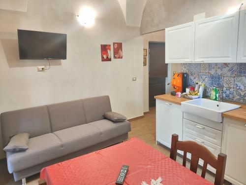 卡塔尼亚Pantaleone Holiday House的带沙发的客厅和厨房