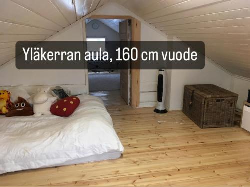 上海尔迈Villa Oiva的卧室配有白色的床,铺有木地板