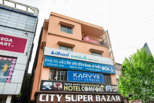 RourkelaSuper OYO Hotel Priyal Amrit Sagar的一座城市中标有标志的建筑