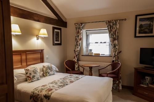 巴利米纳Oranmore的酒店客房,配有床和电视