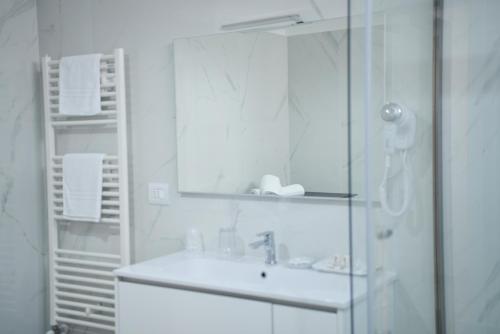 布林迪西La Casa di Eva的白色的浴室设有水槽和镜子