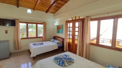 阿塔卡梅斯切洛阿祖尔酒店的一间带两张床的卧室,位于带窗户的房间内