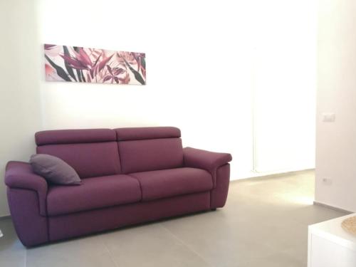 比萨Casa Clementina的客厅里一张紫色沙发