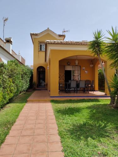 马塔拉斯卡尼亚斯Matalascañas的黄色的房子,设有庭院和庭院