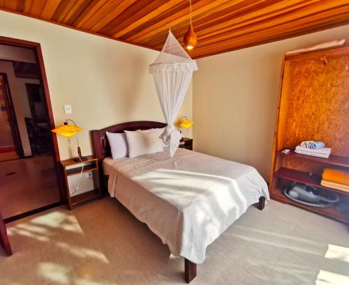 阿布拉奥Casa Iluminalia的一间卧室配有一张带蚊帐的床