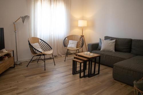萨格里什Casa Boa Onda的客厅配有沙发、两把椅子和一张桌子