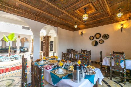 梅尔祖卡Riad Jouba的一间带桌椅和天花板的用餐室