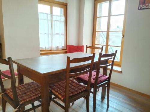 韦扎诺莫塔格乐奥比卡萨度假屋的窗户间配有餐桌和椅子
