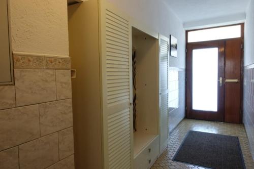 TrassemFerienhaus La Meu的走廊上设有门和步入式衣柜