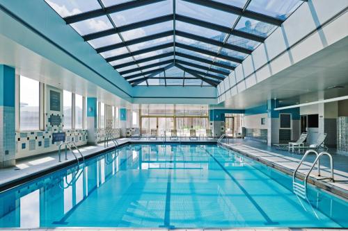 斯普林菲尔德斯普林菲尔德喜来登帝王广场酒店的一个带玻璃天花板的大型游泳池