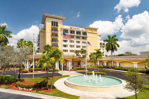 科勒尔斯普林斯Fort Lauderdale Marriott Coral Springs Hotel & Convention Center的一座建筑前有喷泉的酒店