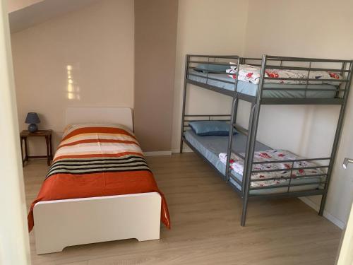 德朗西Appartement en zone pavillonnaire的一间卧室配有两张双层床。